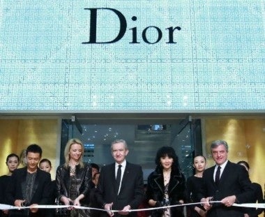 Bernard Arnault, Maggie Cheung and other VIPs cut the ribbon
